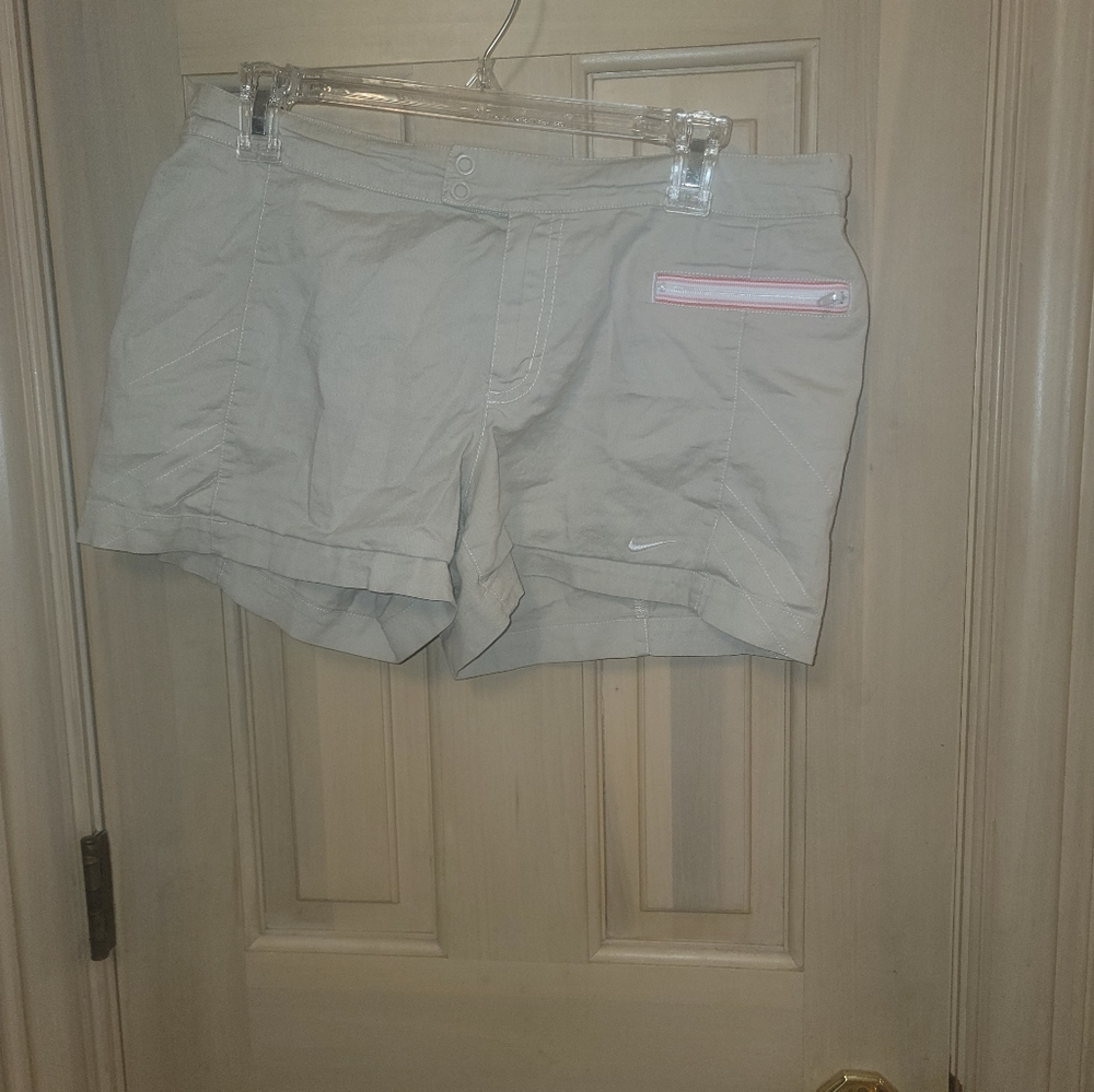 Misses sz M Nike Athletic cotton spandex tan shorts Cute